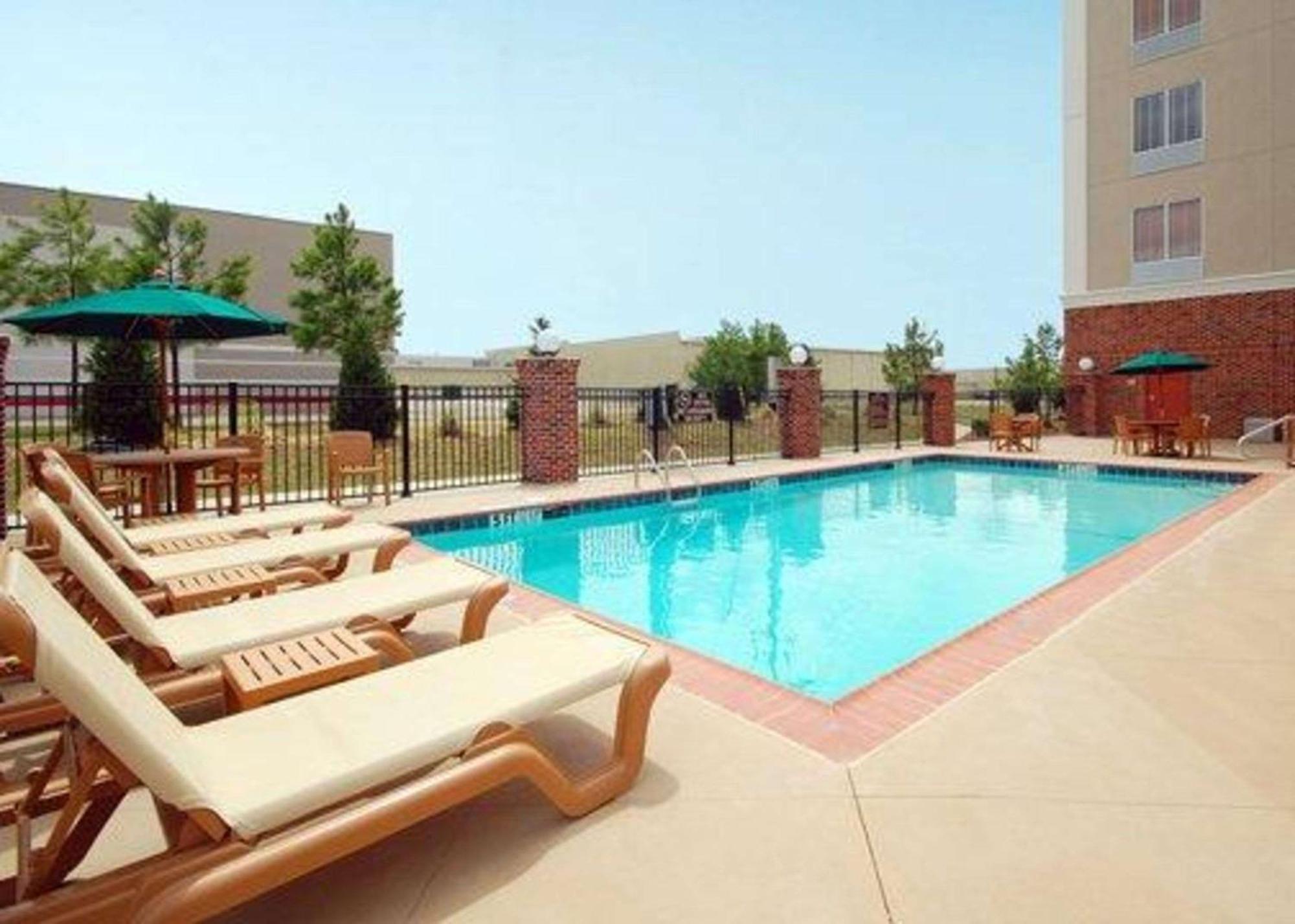 Comfort Suites Airport Luckney Dış mekan fotoğraf