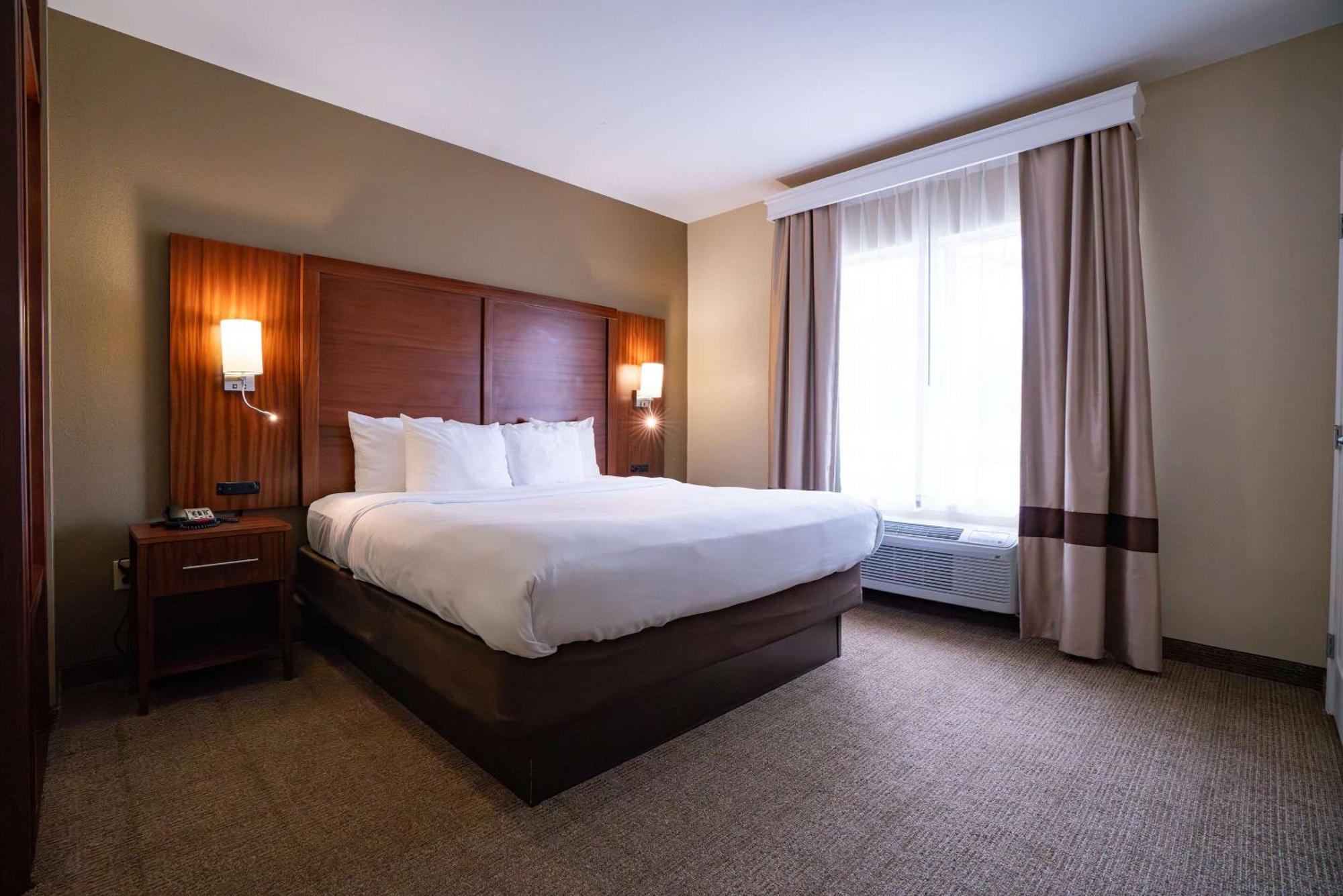 Comfort Suites Airport Luckney Dış mekan fotoğraf