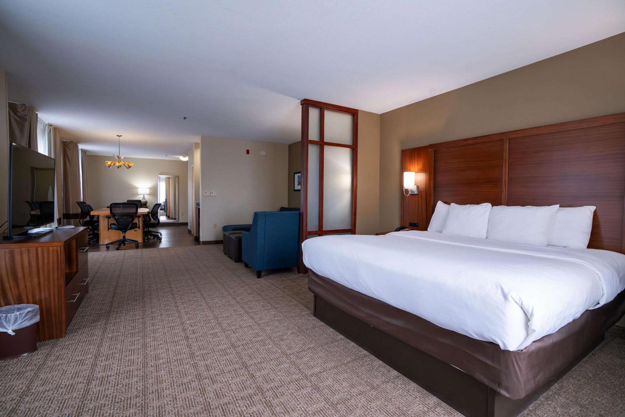 Comfort Suites Airport Luckney Dış mekan fotoğraf